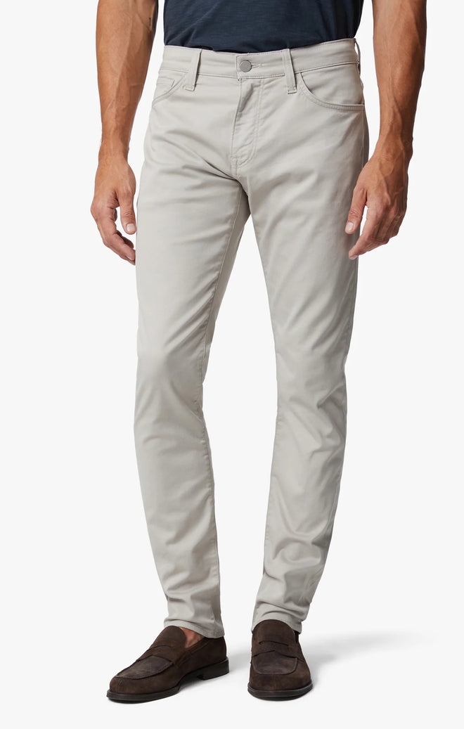 This pair combines a light, bright wash and ultra-lightweight structure for an effortless look and feel. 